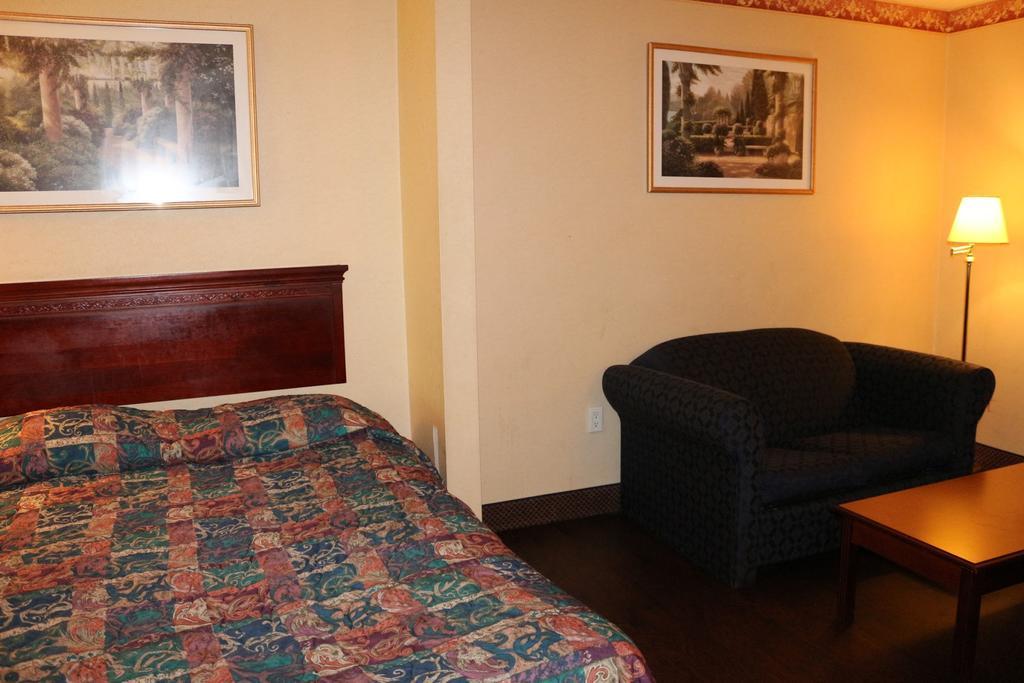 Magnolia Bay Hotel & Suites ジョーンズバラ エクステリア 写真