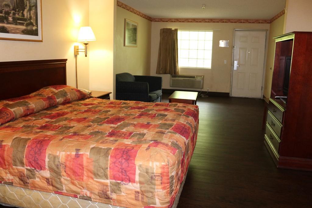Magnolia Bay Hotel & Suites ジョーンズバラ エクステリア 写真