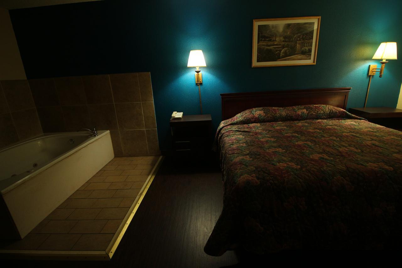Magnolia Bay Hotel & Suites ジョーンズバラ エクステリア 写真