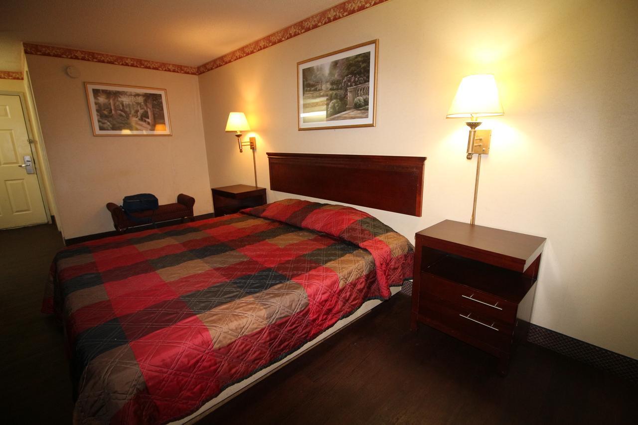 Magnolia Bay Hotel & Suites ジョーンズバラ エクステリア 写真